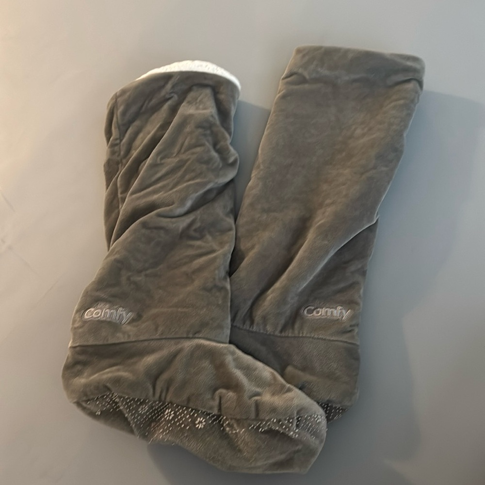 The Comfy Slippers with Sherpa inside. Size M/L (8-11)